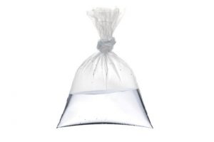 Bolsa transparente con agua para eliminar moscas