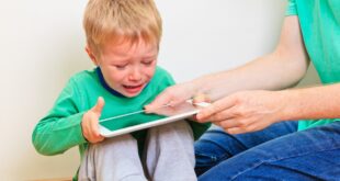 ¿CALMAS A LOS NIÑOS CON UN CELULAR O UNA TABLET?