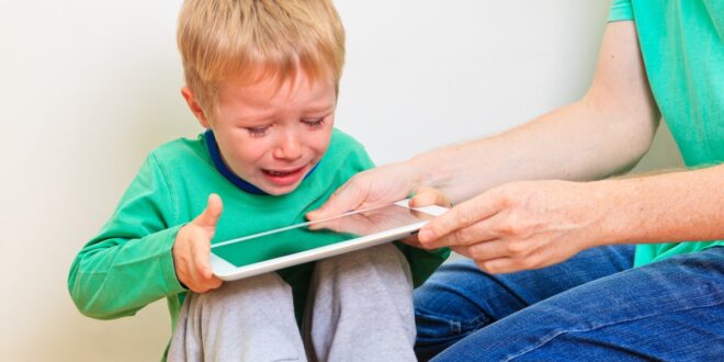 ¿CALMAS A LOS NIÑOS CON UN CELULAR O UNA TABLET?