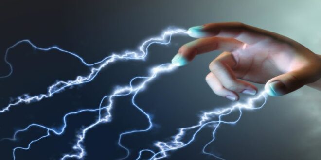 ¿POR QUÉ ALGUNAS PERSONAS PASAN CORRIENTE ELÉCTRICA AL TOCARLAS?