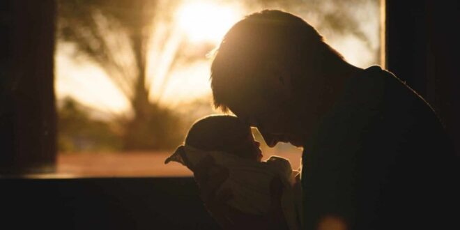 SABÍAS QUE LOS BEBÉS QUE JUEGAN CON SU PAPÁ APRENDEN MÁS RÁPIDO