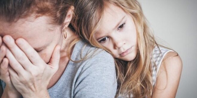 ¿FUISTE UN HIJO ESPONJA, HIJO PSICÓLOGO O CONTENEDOR EMOCIONAL FAMILIAR?
