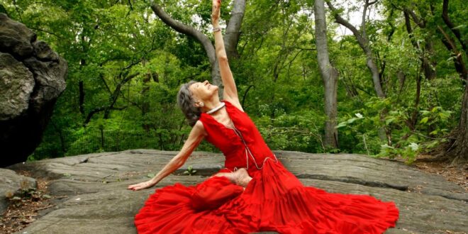 3 CONSEJOS DE LA PROFESORA DE YOGA MÁS ANTIGUA DEL MUNDO PARA LOGRAR LA FELICIDAD