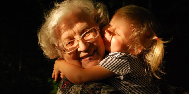 CRECER CERCA DE LOS ABUELOS: LA FELICIDAD QUE APORTAN A LA VIDA DE LOS NIETOS
