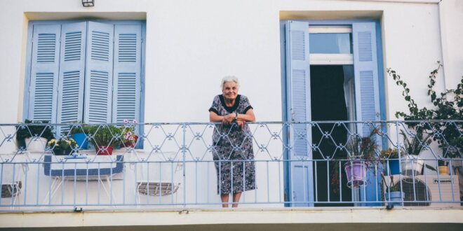 CUANDO SE CIERRA LA CASA DE LOS ABUELOS