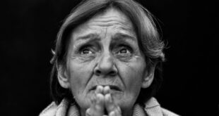 LA PRIMERA LEY EN LA VIDA ES NO DEJAR SOLA A MAMÁ