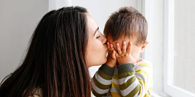 NO OBLIGUES A TU HIJO A ABRAZAR A QUIEN NO QUIERE