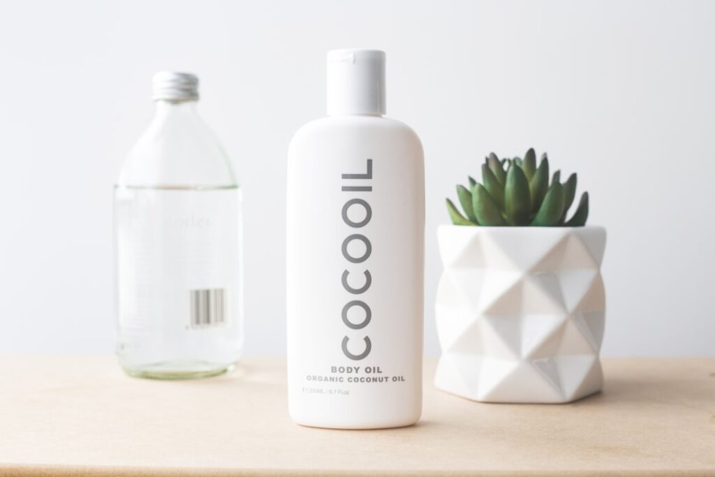 Aceite de coco utilizado como acondicionador previo al lavado del cabello