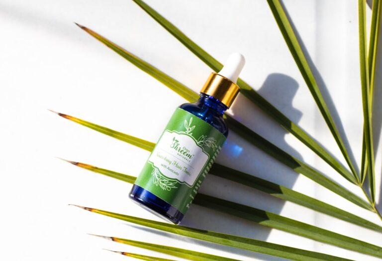 Frasco de aceite vegetal usado en pequeñas cantidades para cuidar las puntas secas del cabello