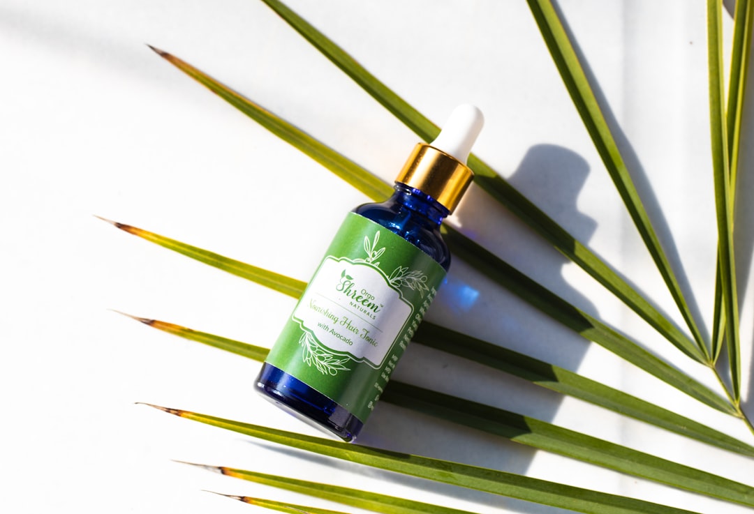 Frasco de aceite vegetal usado en pequeñas cantidades para cuidar las puntas secas del cabello