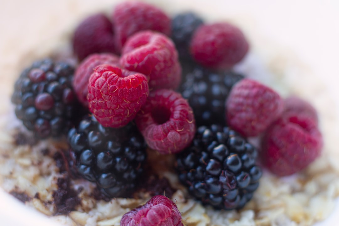 Tazón de avena con frutas como opción de desayuno rico en fibra