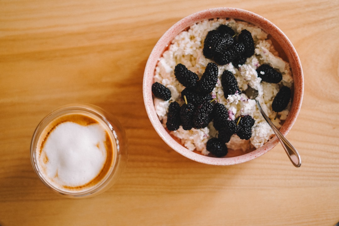 Tazón de avena preparado como desayuno rico en fibra