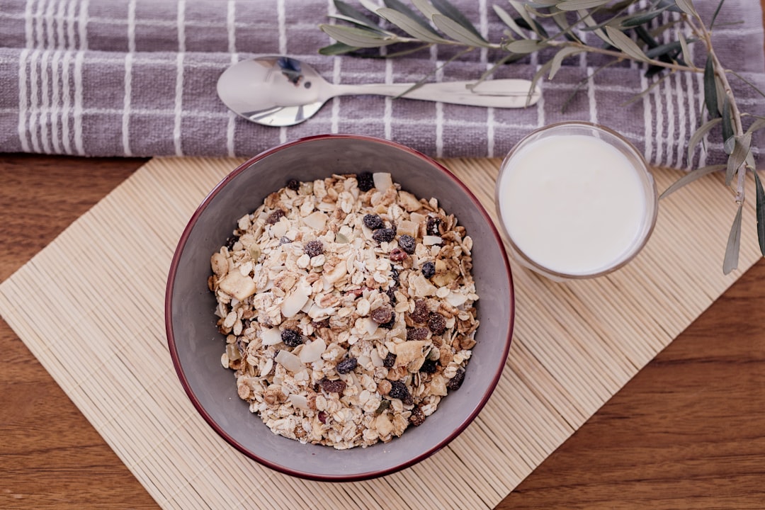 Tazón de cereal integral como opción de desayuno con fibra