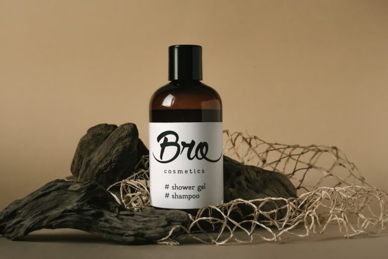 Frasco de champú para una rutina de limpieza suave del cabello y cuero cabelludo