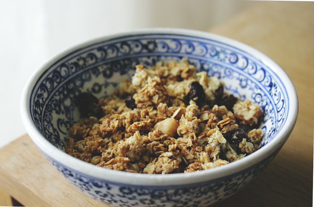 Tazón de granola y cereales para aumentar la variedad de fibra en la alimentación
