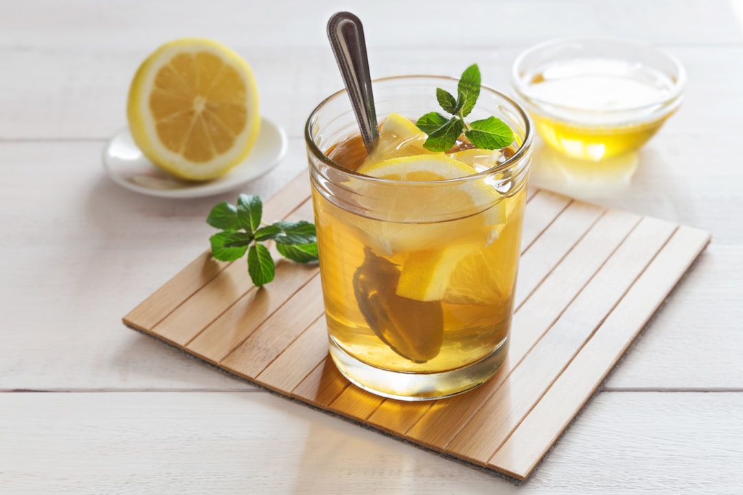 Taza de infusión con limón y miel para acompañar remedios caseros suaves