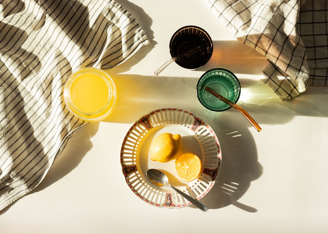 Limones frescos preparados para bebidas y recetas caseras