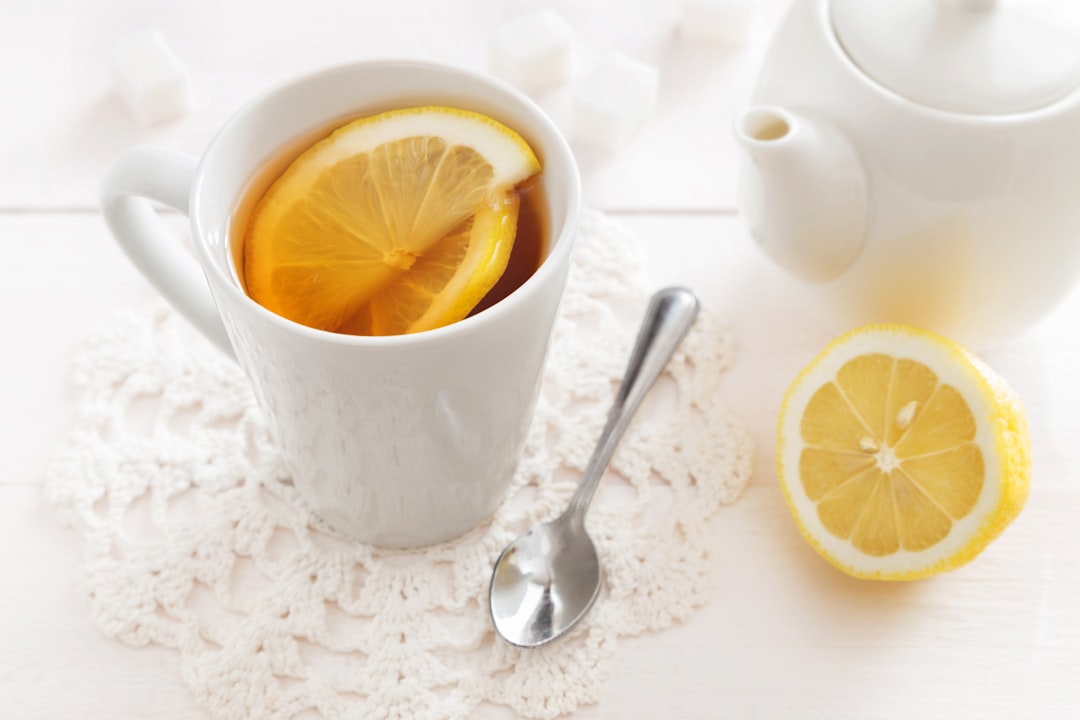 Taza y tetera con infusión de limón para una preparación casera