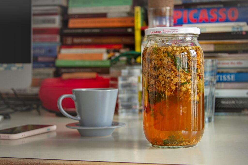 Infusión caliente con jengibre limón y miel preparada en casa